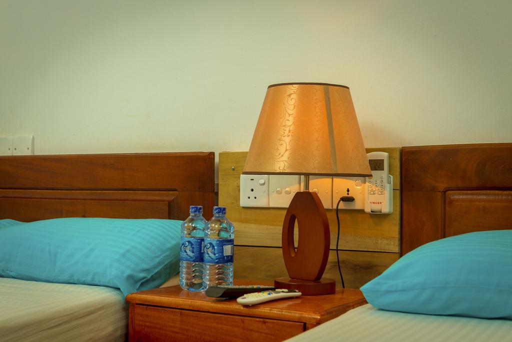 Dayanithi Guest House Jaffna Exterior photo