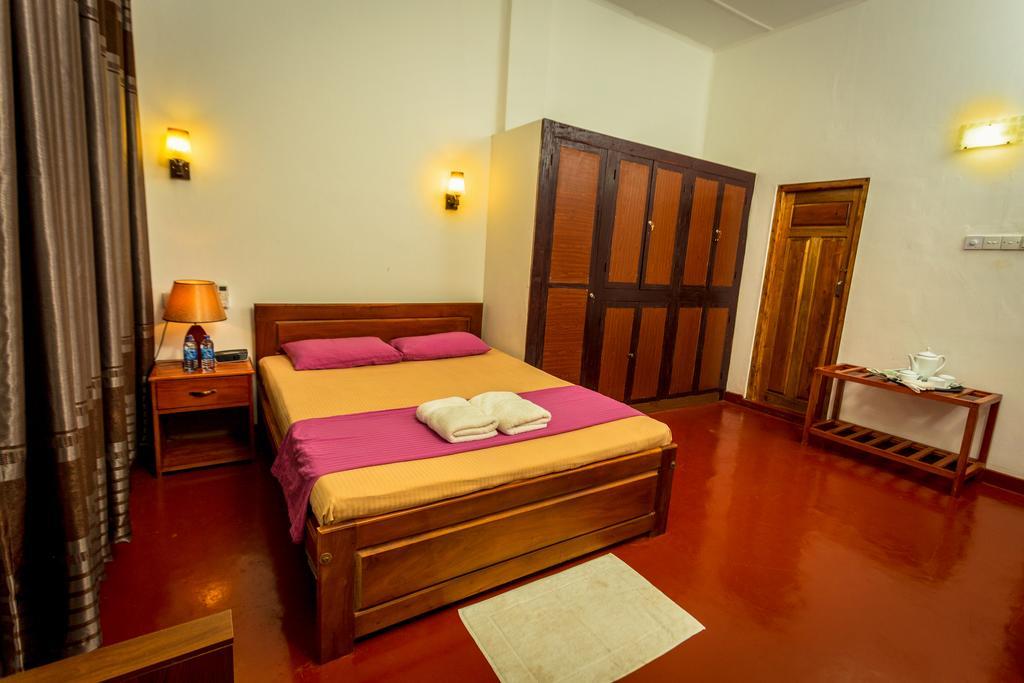 Dayanithi Guest House Jaffna Exterior photo