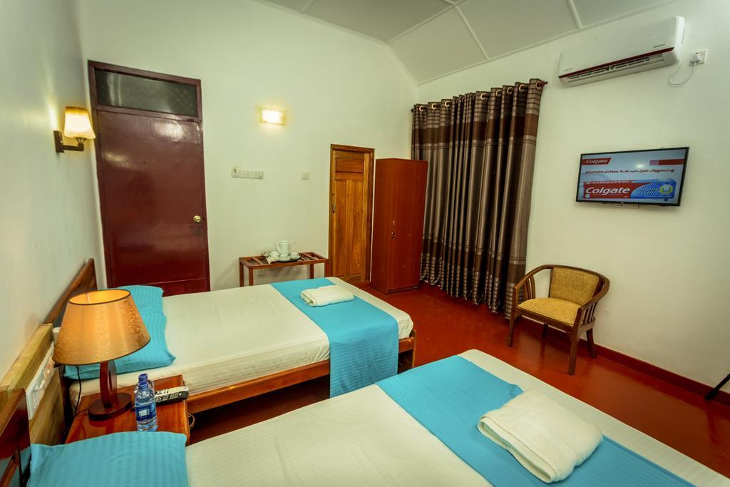 Dayanithi Guest House Jaffna Exterior photo