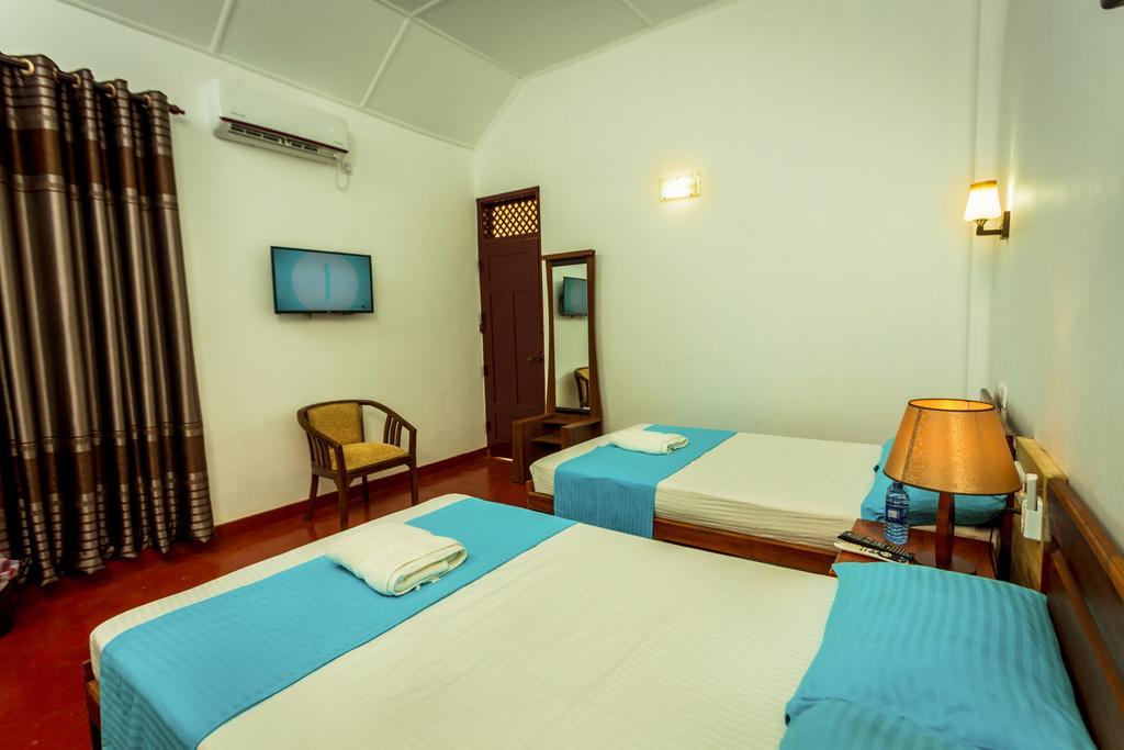 Dayanithi Guest House Jaffna Exterior photo