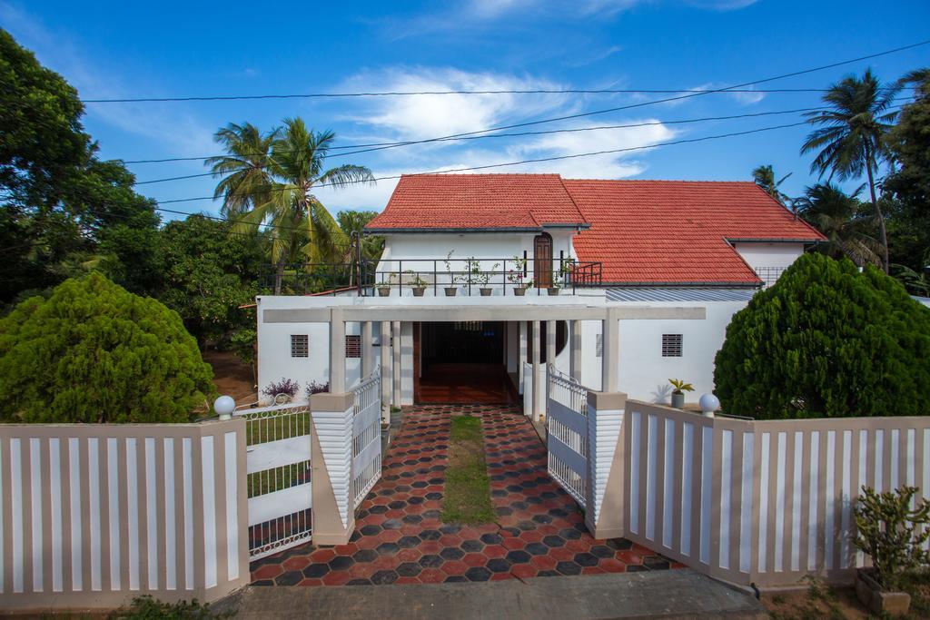 Dayanithi Guest House Jaffna Exterior photo