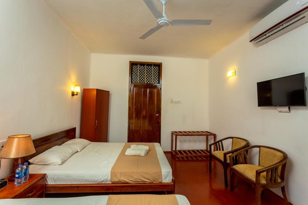 Dayanithi Guest House Jaffna Exterior photo
