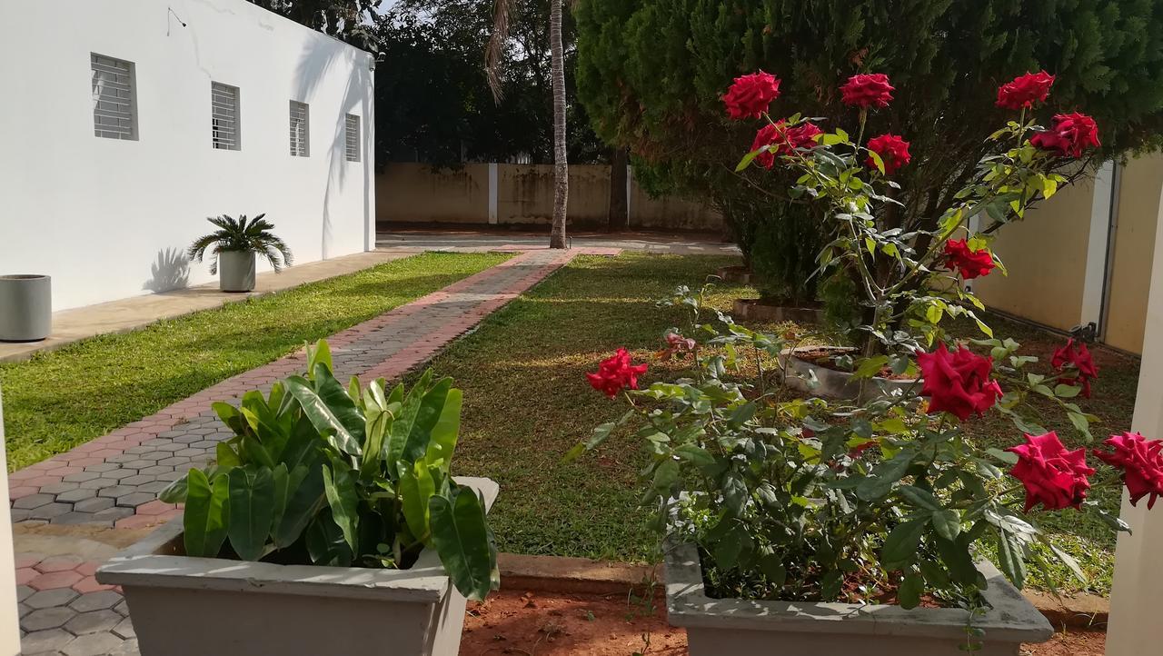 Dayanithi Guest House Jaffna Exterior photo