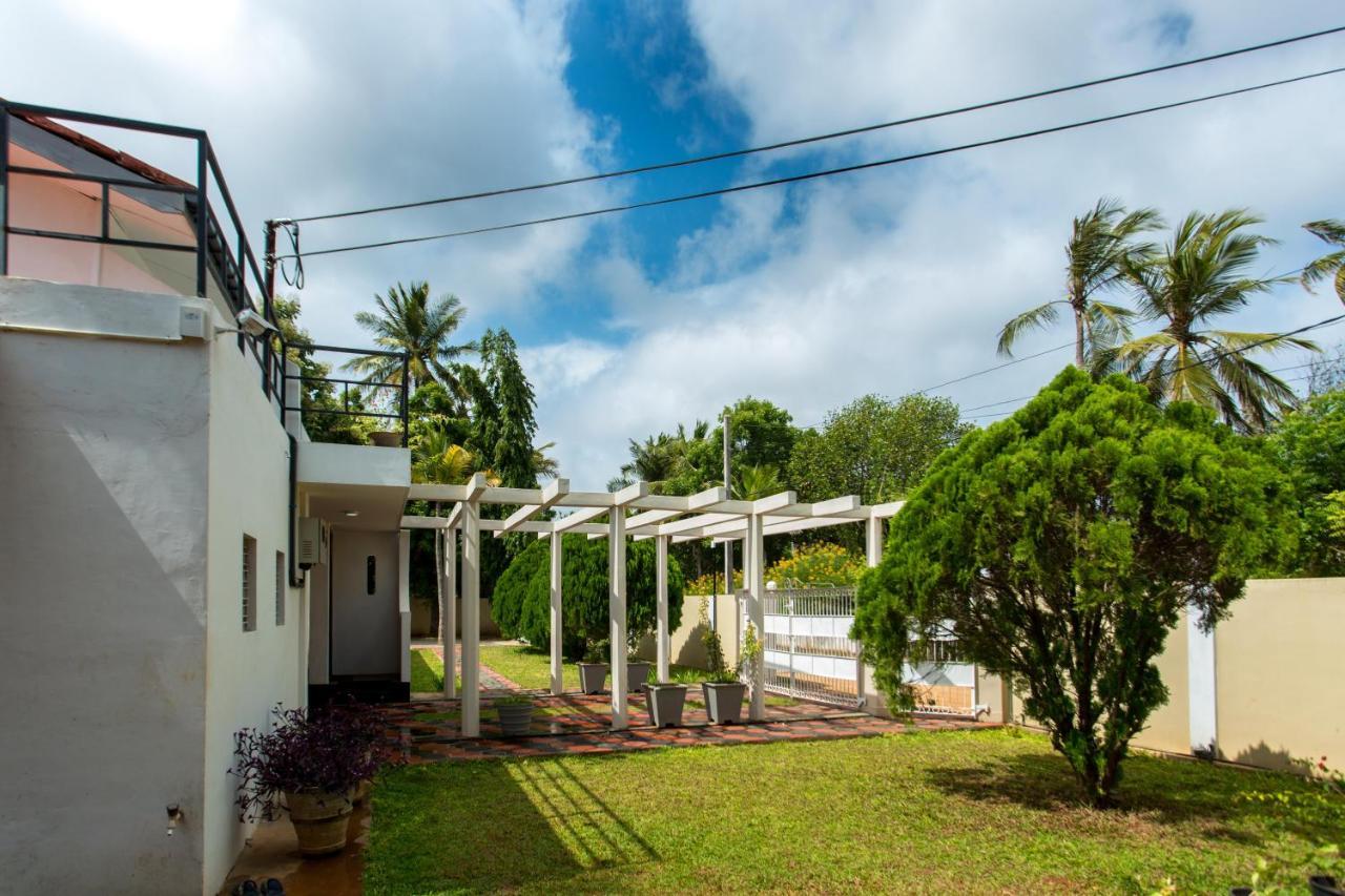 Dayanithi Guest House Jaffna Exterior photo