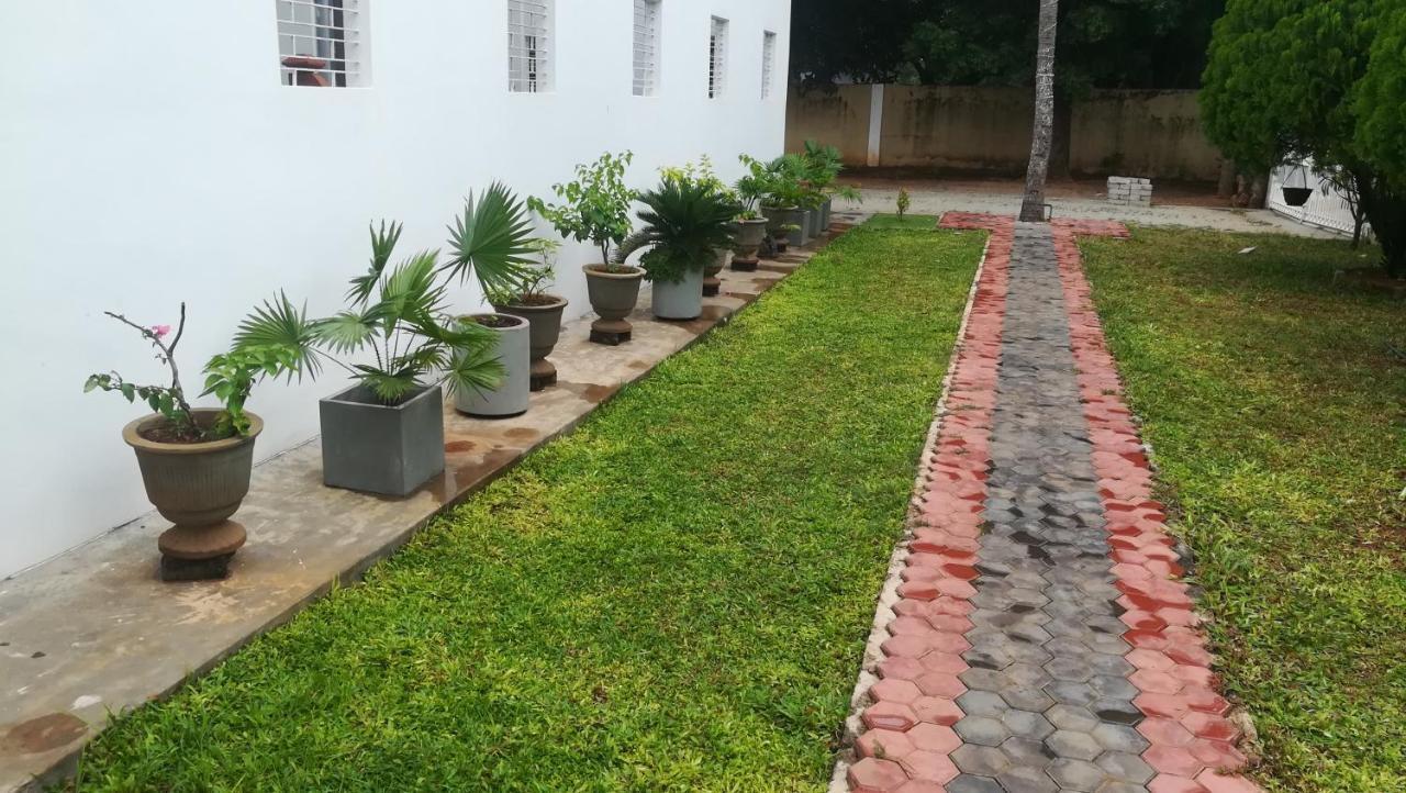 Dayanithi Guest House Jaffna Exterior photo