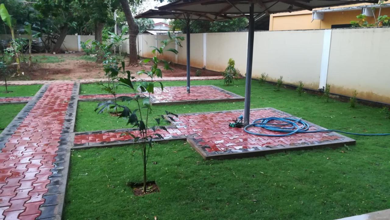 Dayanithi Guest House Jaffna Exterior photo